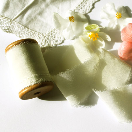 Seidenband mit ausgefransten Kanten, Farbe: creme, 3 m Seidenband mit ausgefransten Kanten, Farbe: creme, 3 m